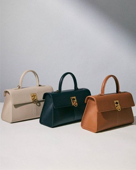 CAFUNÉ | Modern Handbags on Instagram: "Introducing the design story of our newest drop - the #mediumstance. Inheriting the Stance Collection, the Medium Stance has a trapezoidal shape body, and a top flat highlighted by our most signature C-Lock hardware. With a pinched gusset, it has a clean silhouette and more accentuated edges. #mycafune With the removable and adjustable shoulder strap, the Medium Stance can be either a top-handle, shoulder or even a crossbody bag. The Medium Stance is a Modern Handbags, Modern Handbag, Structured Handbags, Dream Bags, Tas Fashion, Ladies Bag, Girly Bags, Bags Messenger, Small Handbag