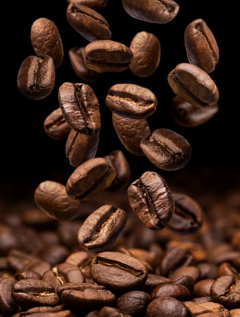 Falling coffee beans. dark with copy spa... | Premium Photo #Freepik #photo #food #coffee #space #drink Kopi Starbucks, Coffee Beans Photography, Chicken Nachos, Coffee Wallpaper, Nachos Recipe, Coffee Pictures, Coffee Photos, Coffee Logo, Coffee Photography