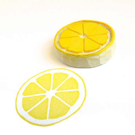 Sello de goma tallado a mano, citricos: limón - Lemon Citrus Circle Stamp. Hand Carved Rubber Stamp. $9.00, via Etsy. http://www.etsy.com/listing/72919959/lemon-citrus-circle-stamp-hand-carved Lino Inspiration, Stamp Font, Diy Stamps, Eraser Stamp, Hand Carved Rubber, Custom Address Stamp, Hand Carved Stamps, Stamp Carving, Handmade Stamps