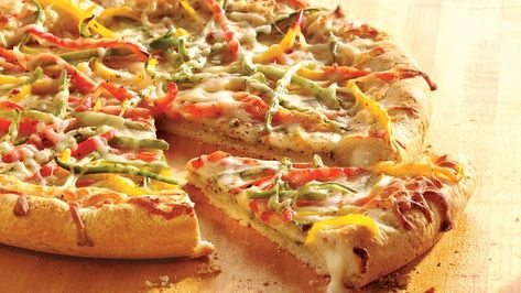 Make pizzeria-style pizza at home. It's easy when you have Bisquick® mix. Bisquick Pizza Crust, Bisquick Pizza, Pizza Crust Recipes, Fruit Pizza Crust, Healthy Cream Cheese, Cheese Pizza Recipe, Homemade Pizza Dough Easy, Fresh Pizza, Fruit Pizza Recipe