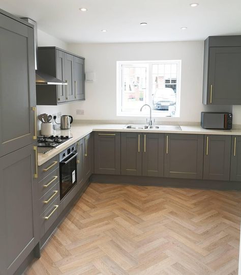 Shaker Kitchen Dark Grey, Grey Kitchen Cabinets Oak Floors, Kitchen With Marble Flooring, Grey Modern Kitchen Ideas, Grey Kitchen White Quartz Worktop, Grey Kitchen With White Worktop, Ideal Kitchen Design, Grey Kitchen Oak Floor, Dark Grey White Kitchen