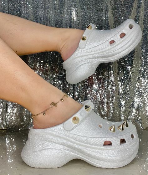 Glitter Platform Crocs, Crocs Bae Clogs, Bae Clogs, Crocs Bae, Cool Crocs, Clog Outfit, Crocs Ideas, Slippers Heels, Platform Crocs