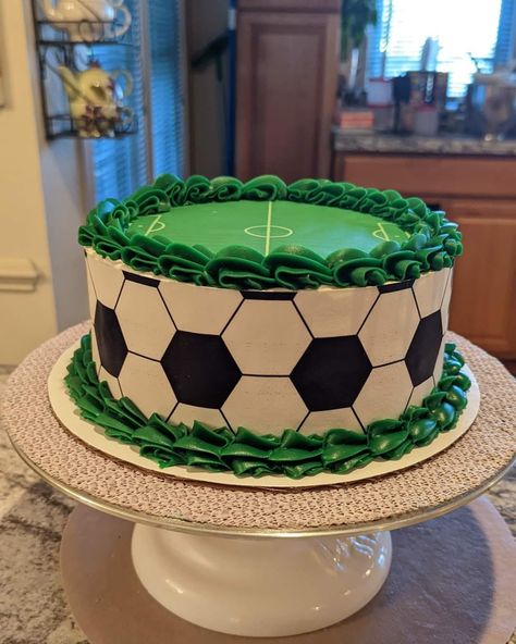 Soccer Bday Cake, Pastel Futbol Soccer, Soccer Cake Ideas For Men, Birthday Cakes Football, Soccer Theme Birthday Cake, Soccer Party Cake, Birthday Soccer Cake, Soccer Cake Ideas For Boys, Cake Football Birthday