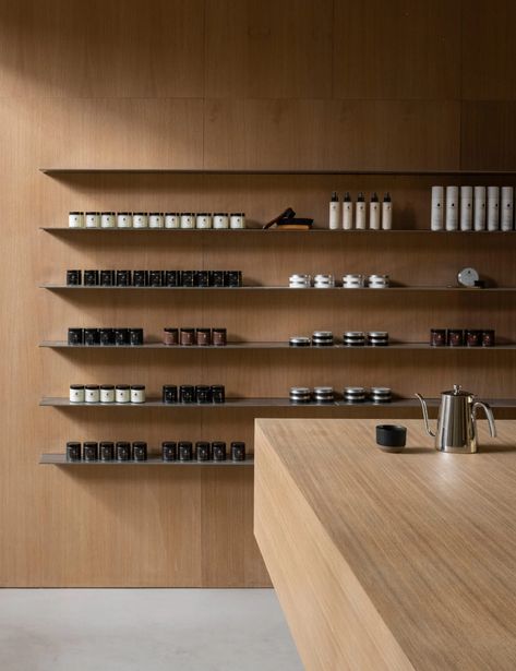 Japandi Store Design, Retail Shelving Ideas, 3d Restaurant, Architect Fashion, Interior Materials, Aluminum Shelves, Japanese Furniture, Warm Interior, Store Interiors