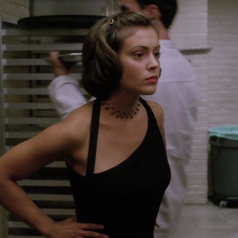 Charmed Phoebe Hairstyles, Phoebe Charmed Short Hair, Halliwell Sisters Outfits, Charmed Style 90s, Alyssa Milano Charmed Short Hair, Phoebe Halliwell Hair, Alyssa Milano Hair 90s, Charmed Outfits 90s Season 1, Phoebe Halliwell Aesthetic