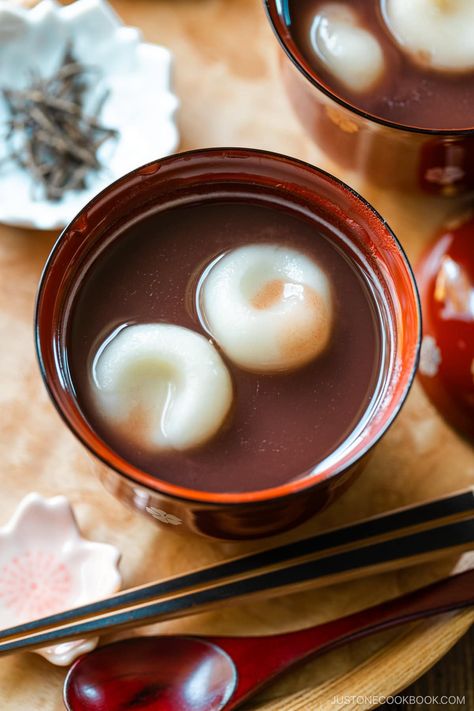 Oshiruko is a traditional Japanese dessert soup made with sweet azuki beans and mochi balls. This comforting red bean soup is quick and easy to make! Anko Recipe, Mochi Soup, Dango Recipe, Mochi Balls, Azuki Beans, Japanese Rice Cake, Red Bean Soup, Dessert Soup, Sweet Red Bean Paste