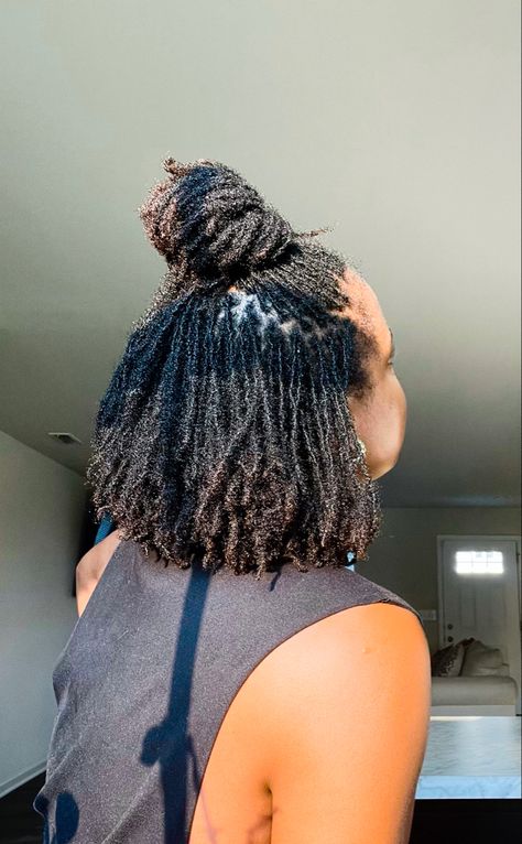 Short microlocs styles for women No Grid Locs, Micro Braids Styles Short, Shoulder Length Microlocs, Microlocs Starter Short Styles, Sister Locs Vs Microlocs, Natural Hair Styles For Black Women Twists, Colored Microlocs, Micro Locs Vs Sister Locs, Short Microlocs Styles