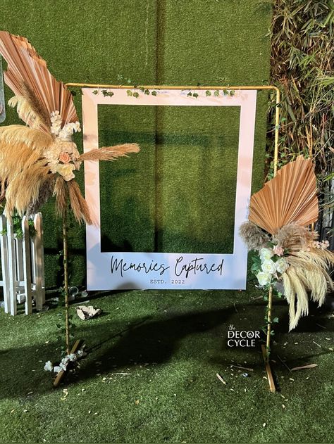 Selfie Corner Ideas For Cafe, Farewell Party Backdrop Ideas, Cafe Photo Booth, Polaroid Theme Party, Simple Photobooth Ideas, Photo Corner Ideas Party, Farewell Photobooth Ideas, Farewell Backdrop Ideas, Corner Photobooth