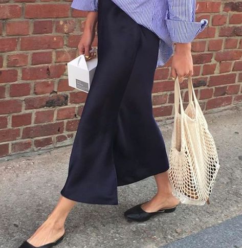 Blue Skirt Outfits, Silk Skirt Outfit, Minimalist Moda, Long Skirt Outfits, 여름 스타일, Easy Style, Mode Casual, Stil Inspiration, Slip Skirt