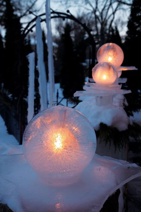 ice globes Ice Globe Lanterns, Winter Craft Ideas, Schnee Party, Ice Crafts, Ice Candle, Ice Globes, Winter Diy Crafts, Diy Winter, Winter Craft