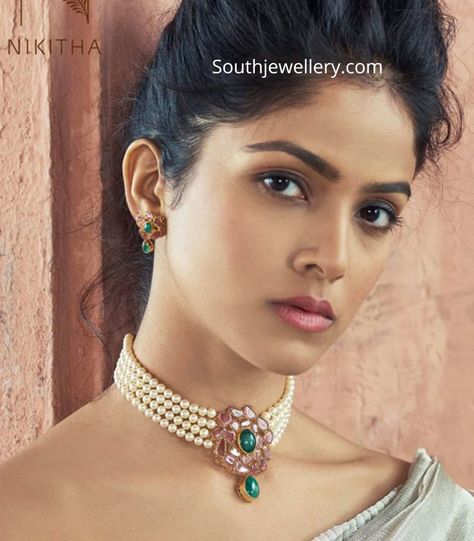 Pearl Choker With Saree, Choker Necklace Outfit, South Jewellery, Outfit Indian, Colourful Jewellery, Indian Choker Necklace, Temple Jewelry Necklace, Antique Necklaces Design, Choker Necklace Designs