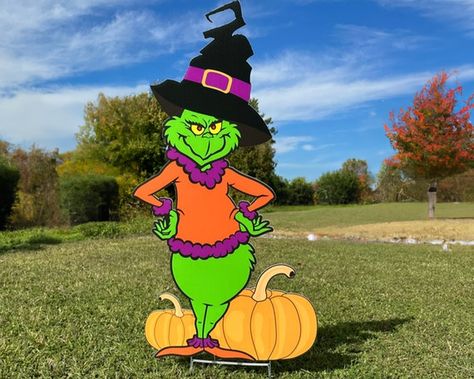 Grinch Halloween Decorations, Christmas Yard Art Diy Lawn Decorations, How The Grinch Stole Christmas Decor, Grinch Yard Art, Fall Yard Art, Grinch Yard Decorations, Grinch Halloween, Halloween Cutouts, Fall Crafts Decorations