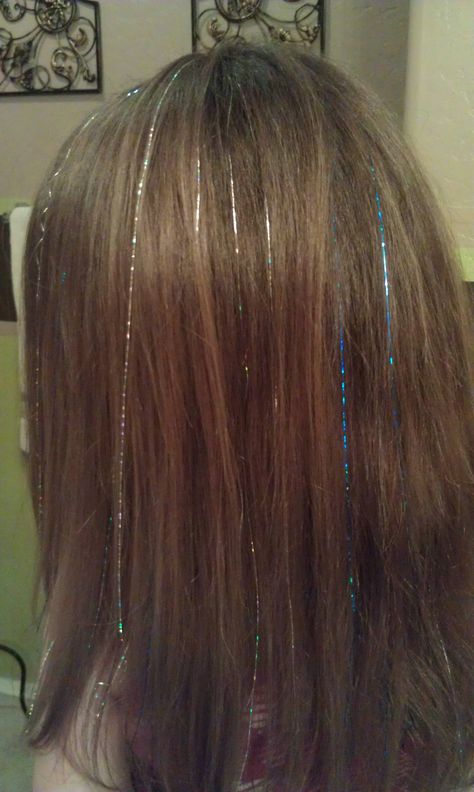 Glitter hair extentions that tie onto strands of hair. Tinsel Blonde Hair, Hair Tinsel Blonde, Hair Tinsel Ideas, Glitter Hair Strands, Tinsel Ideas, Vampire Hair, Tinsel Hair, Unicorn Hair Color, Holographic Hair