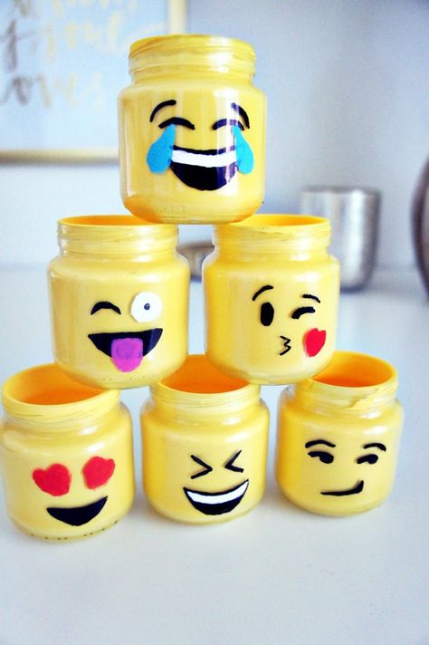 My love of emoji's has been a joke around our house and inspired this simple way to bring your favorite emoji's from your phone to your home with these adorable, emoji mason jars! Party Emoji, Fun Crafts For Teens, Baby Food Jar Crafts, Emoji Party, Baby Food Jars, Diy Jar Crafts, Summer Crafts For Kids, Diy Bottle Crafts, Glass Bottle Crafts