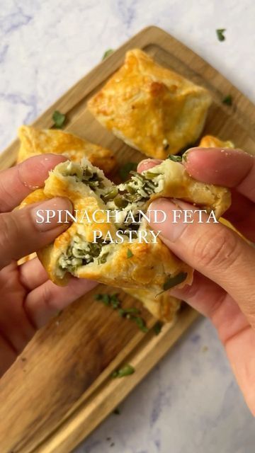 Maaria | Easy Recipes 🫕 on Instagram: "Spinach & feta parcels - 5 ingredients only! (Oh and so tasty!) Ingredients: I sheet (375g) puff pastry ready rolled 300g baby spinach, chopped 1 pack (200g) feta cheese, crumbled 1/2 cup ricotta cheese Black pepper to taste Preheat oven to 160 degrees. #easyrecipes #quickrecipes #simplerecipes #puffpastryrecipes #jusrol #fetacheese #spinachandfeta #cheesepastry #foodblog #lahorefoodies #londonfoodblog #pakistanifoodbloggers #lahorefoodbloggers #10mi Puff Pastry Filling Ideas, Feta Parcels, 10 Minute Meals, Puff Pastry Filling, Cheese Pastry, Spinach Feta, Puff Pastry Recipes, Spinach And Feta, Ricotta Cheese