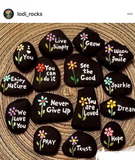 Rock Painting Ideas With Quotes, Small Stone Art, Kindness Rocks Ideas, Small Rock Painting Ideas, Koti Diy, Inspirational Rocks, Small Crafts, Paint Rocks, Painted Rocks Kids