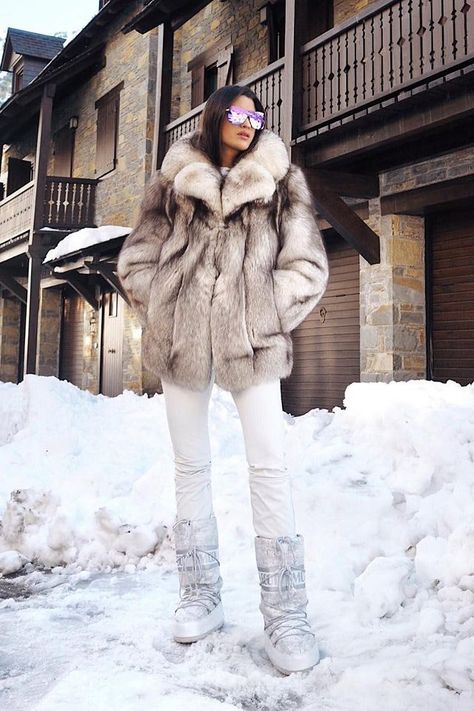 This look puts the matter to rest—a faux-fur coat is the only piece you need to make a chic statement in the snow. Balance out the heavy topper with slim-fitting pants. Cute Ski Outfits For Women, Snow Outfits For Women, Mode Au Ski, Ski Outfit For Women, Apres Ski Outfits, Winter Outfits Snow, Winter Maternity Outfits, Apres Ski Party, Snow Outfit