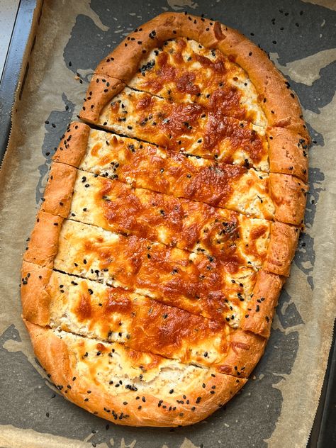 Turkish Cheese Pide Turkish Pide Bread Recipe, Turkish Cheese, Kinds Of Bread, Pide Bread, Fried Chicken Breast Recipe, Turkish Pizza, Dessert Pasta, Garlic Naan, Baked Treats