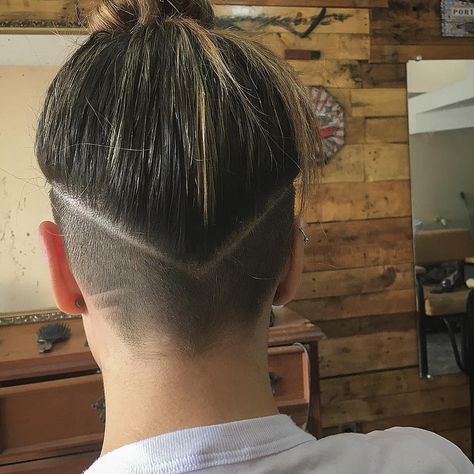 V Shape Undercut Women, High Skin Fade Long Top, Shaved Sides Long Top Women, V Undercut Women, Undercut Long Hair, Shaved Side Hairstyles, Top Knot Hairstyles, Undercut Pompadour, 50 Hair