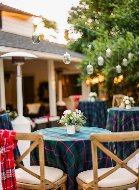 Now This is How You Throw an Apres Ski Shindig Outdoor Holiday Party Ideas, Ski Lodge Party College, Apres Ski Decor, Apres Ski Party Decoration, Ski Engagement, Ski Birthday, Apres Party, Ski Lodge Party, Ski Lodge Wedding