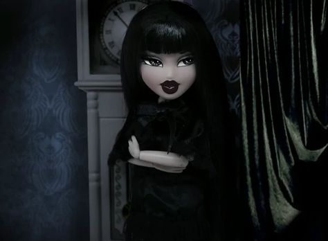 Maci | Bratz Wiki | Fandom Bratz With Bangs, Bratz Doll With Bangs, Bratz Black Hair, Goth Bratz Doll, Long Black Hair Pale Skin, Black Hair Pfp Cartoon, Goth Bratz, Black Hair Fringe, Black Hair Pfp