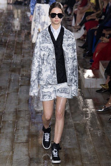 Dior 2019, Dior Cruise, French Girl Chic, Dior Dress, Fashion Week 2018, French Fashion Designers, Armani Prive, Ermanno Scervino, Fashion Show Collection