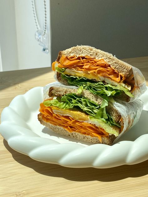 Carrot Sandwich, Egg Sandwich Breakfast, Mushroom Rice, Healthy Lunch Snacks, Salmon Sushi, Healthy Food Inspiration, Veggie Sandwich, Carrot Salad, Whole Grain Bread