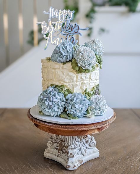 Buttercream Hydrangeas 💙🦋🌸 . Find the tutorial for this textures wall on our grid 👆🏼 . . . . #rousehillcakes #northwestsydneycakes #northwestsydney #cakepopup #cupcakebouquets #northwestsydneyeats #northwestsydneybakers #northwestsydneyfood #sydneyboutiquemarkets #sydneysunday #buttercreamflower #buttercreamroses #cakedecorating Hydrangea Cake, Textures Wall, Buttercream Roses, Designer Cakes, Cupcake Bouquet, Blue Florals, Buttercream Flowers, Wedding Cakes With Flowers, Sydney Wedding