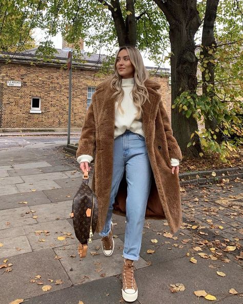 FREYA KILLIN. on Instagram: “Teddy coat season is here and I’m so happy about it! Happy Sunday Guys! Jeans - @zara Coat - @alarostores Jumper - @topshop She’s -…” Freya Killin, Guys Jeans, Teddy Coat Outfit, 10 Winter Outfits, Coat Outfit Casual, Zara Coat, Cozy Winter Outfits, Coat Outfit, Teddy Jacket