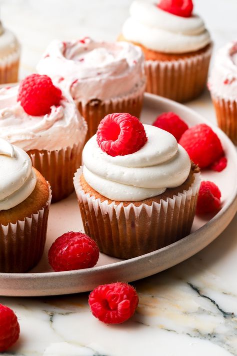 White Chocolate Raspberry Cupcakes White Chocolate Raspberry Cupcakes, Chocolate Cupcakes Decoration, Chocolate Raspberry Cupcakes, Cupcake Photography, Buttercream Frosting For Cupcakes, Raspberry Frosting, White Chocolate Buttercream, Raspberry Cupcakes, Cupcakes Recipes