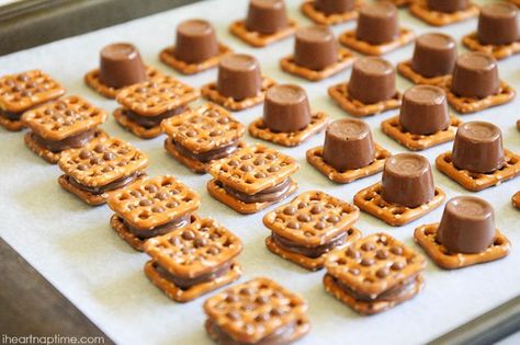 Rolo Pretzel Sandwiches - 3 ingredients to make and the perfect blend of salty and sweet, crunchy and chewy, and all around delicious! Rolo Pretzel, Pretzel Sandwich, Potluck Dessert, Rolo Pretzels, Rolo Cookies, Chocolate Dipping, Pretzel Bites Recipes, Microwave Recipe, Easy Potluck