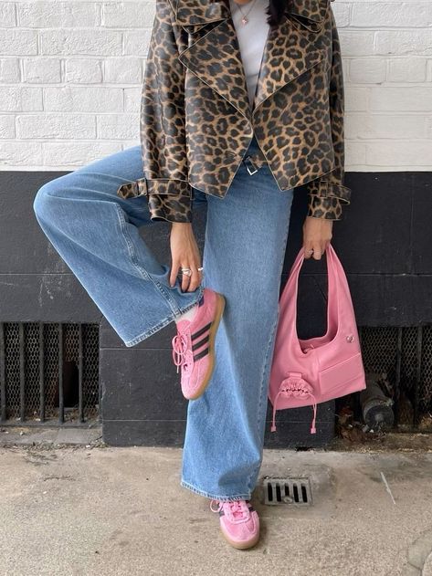 Animal Print Bag Outfit, Pink Bag Outfit Ideas, Pink Sambas Outfit, Pink Samba Outfit, Cheetah Jacket Outfit, Pink And Leopard Outfit, Animal Print Jacket Outfit, Leopard Print Outfits Aesthetic, Leopard Bag Outfit