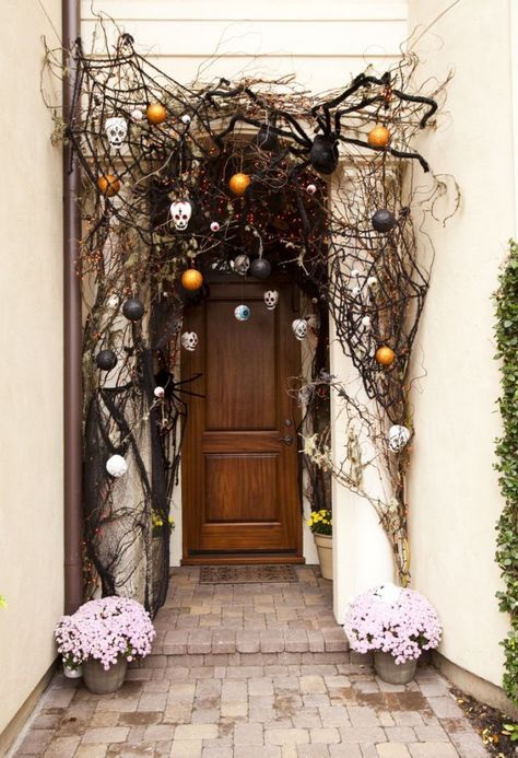 16 DIY Ways to Scare Trick-or-Treaters on October 31st | Brit + Co decoration ideas ¥ Entrada Halloween, Halloween Yard Decorations Diy, Halloween Yard Displays, Fall Porches, Halloween Entryway, Halloween Yard Signs, Halloween Front Door Decorations, Halloween Porch Sign, Halloween Window Decorations