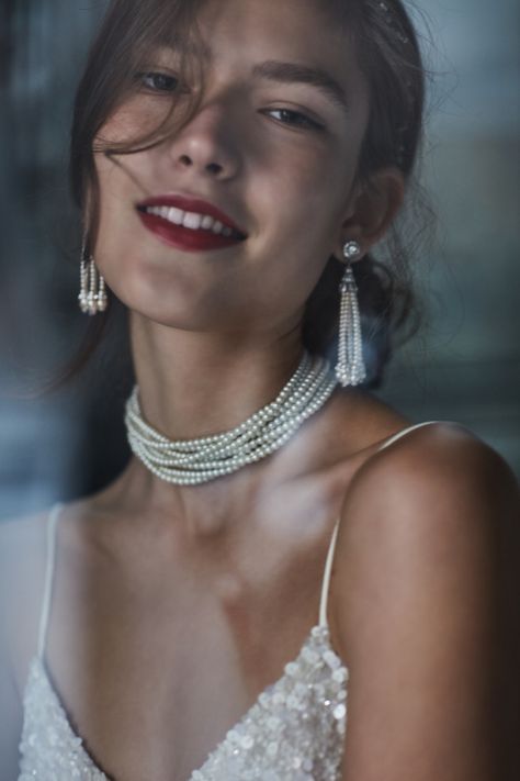 Pearl Necklace Classic, Flot Makeup, Necklace Outfit, Anthropologie Wedding, Bridal Pearl Necklace, Jewelry Photoshoot, Bridal Fashion Jewelry, Current Trends, Wedding Dresses Romantic