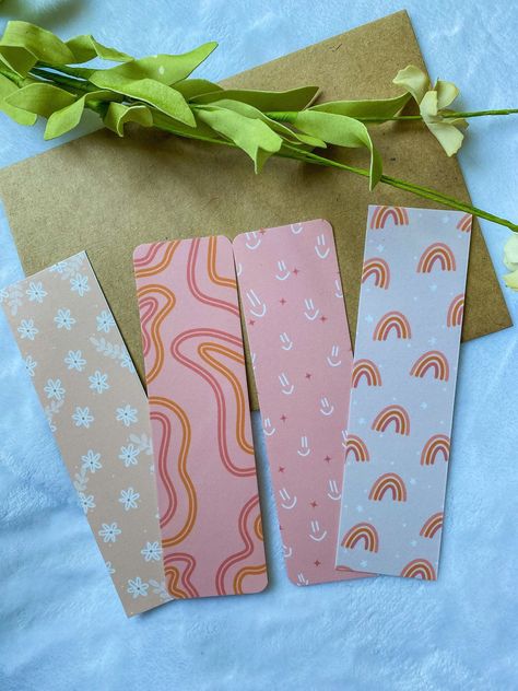 Diy Bookmark Designs, Bookmark Homemade, Cute Diy Bookmarks, Cute Bookmarks Diy, Cute Bookmarks Handmade, Boho Bookmarks, Bookmarks Unique, Painted Bookmarks, Bookmark Collection