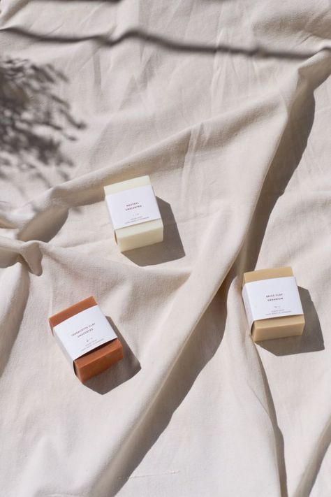 Aesthetic Skincare Photography, Handmade Soap Aesthetic, Natural Product Photography Ideas, Product Flatlay Ideas, Natural Soap Aesthetic, Aesthetic Product Photography Ideas, Aesthetic Products Photography, Handmade Product Photography, Aesthetic Product Photos