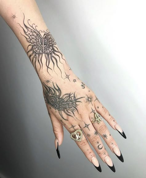 Ignorant Style Tattoo, Cute Finger Tattoos, Mystical Tattoos, Usa Tattoo, La Tattoo, Hand And Finger Tattoos, Pretty Hand Tattoos, Hand Tats, Photographie Portrait Inspiration