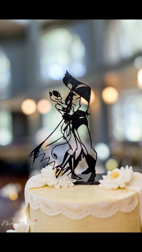 Batman and Catwoman wedding cake topper Batman Theme Wedding, Batman Wedding Dress, Batman And Catwoman Wedding, Batman Wedding Theme, Catwoman Wedding, Batman Wedding Cake, Batman Wedding Cake Topper, Batman Wedding Cakes, Hello Kitty Wedding