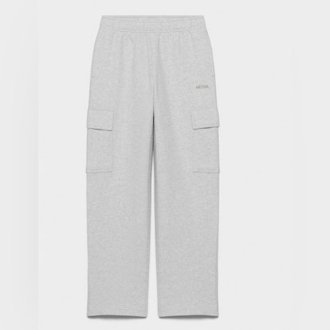 Cozy Fleece Mega Cargo Sweatpants Wide-Leg. Heather Chrome. Small (regular) Kylie Closet, Baddie Wardrobe, Aritzia Sweatpants, Clothes Cold Weather, Nyc Closet, Curly Wurly, Small Jeans, Cute Sweatpants, Top Christmas Gifts