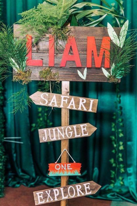 Yellow Hats, Safari Birthday Party Decorations, Theme Bapteme, Jungle Thema, Jungle Safari Birthday, Wild Birthday Party, Party Fotos, Jungle Theme Birthday, Jungle Safari Party