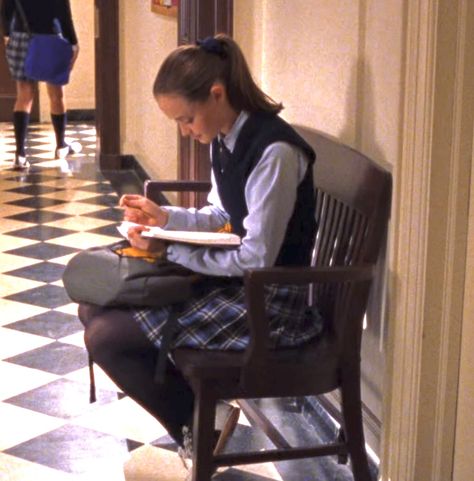 rory gilmore lorelai gilmore rory gilmore reading book learning yale harvard school Rory Gilmore French Braid, Rory Gilmore Chilton Aesthetic, Rory Gilmore Harvard, Rory Gilmore Lifestyle, Rory Gilmore School, Roy Gilmore, Rory Books, Rory Reading, Rory Core