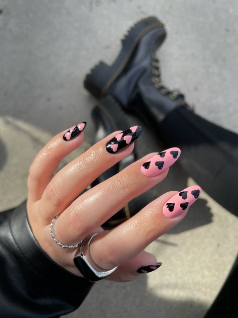 Pink Black And White Valentine Nails, Pink Nails With Black Heart Design, Black And Pink Nails Ideas Almond, Pink Black Almond Nails, Black Pink Inspired Nails, Black Pink Heart Nails, Pink Black Valentine Nails, Nails Inspiration Pink And Black, Black And Pink Nails Designs