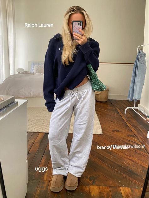 kendraawilson Cozy Autumn Outfits, Fall Loungewear, Cutesy Outfit, Ugg Ugg, Grey Sweats, Cozy Fall Outfits, Stockholm Style, Beige Outfit, Uni Outfits