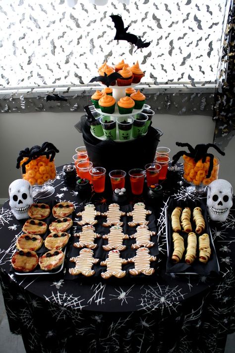 Halloween kid party ideas for food Halloween Kid Party Ideas, Halloween Kid Party, Kids Halloween Ideas, Party Food Table Ideas, Halloweenpyssel Barn, Kid Party Ideas, Snack Halloween, Buffet Halloween, Halloween Kids Party