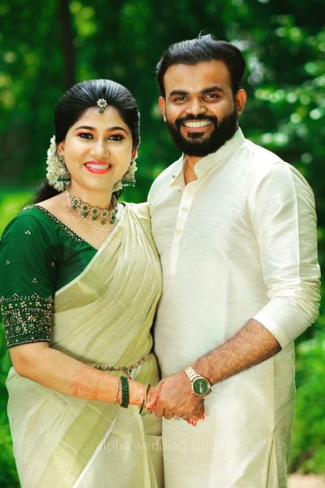 Kerala Poses, Outdoor Stills, Mehendi Photoshoot, Flex Pose, Couple Stills, Engagement Portraits Poses, Haldi Photoshoot, Marriage Poses, Marriage Stills