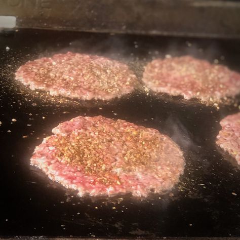 What is a Smashburger and How To Cook A Smash Burger On The Blackstone Griddle - Grilling Montana Outdoor Griddle Recipes, Brisket Burger, Griddle Cooking Recipes, Smash Burger Recipe, Burger Side Dishes, Smash Burgers, Blackstone Grill, Flat Top Grill, Griddle Recipes