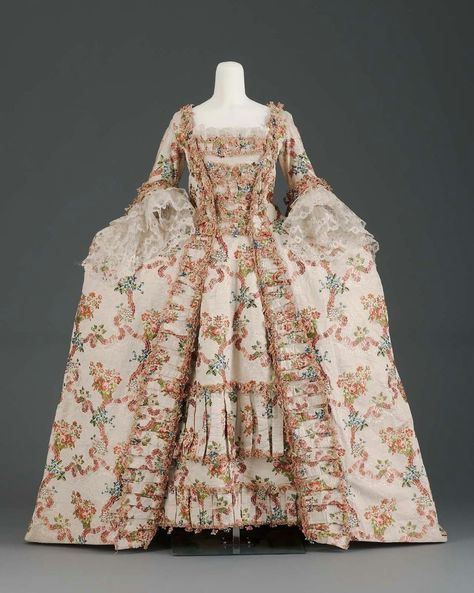 Gown, French late 1700s silk, silk bobbin lace 1770s Fashion, 18th Century Dresses, 1700 Fashion, 18th Century Dress, Rococo Fashion, 18th Century Costume, Museum Of Fine Arts Boston, 18th Century Clothing, Century Dress