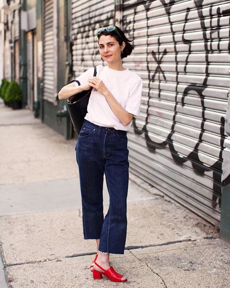 thesartorialist So simple, so chic! Lafayette Street, New York City Sartorialist Women, Red Sandals Outfit, The Red Shoes, Black Knitwear, The Sartorialist, Classic Style Outfits, Sandals Outfit, Red Sandals, Classic Style Women