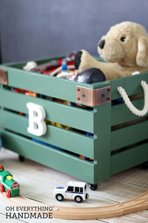 Toy Crate on Wheels - Finished project Diy Toy Storage, Diy Kids Furniture, Wooden Toy Boxes, Crate Diy, Viborg, Wood Crates, Space Furniture, Wooden Crates, Wooden Crate