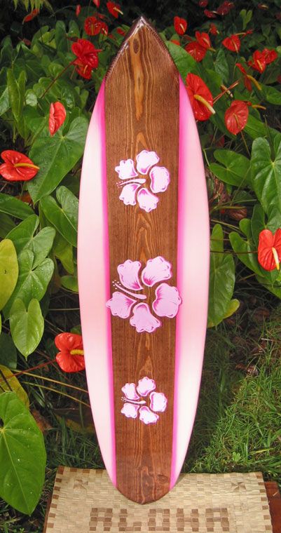 Cute Surf Boards, Surfing Board Designs, Cool Surf Board Designs, Pink Surfboard Aesthetic, Surfboard Painting Ideas, Pretty Surfboard, Cute Surfboards, Cool Surfboard Designs, Surf Boards Designs